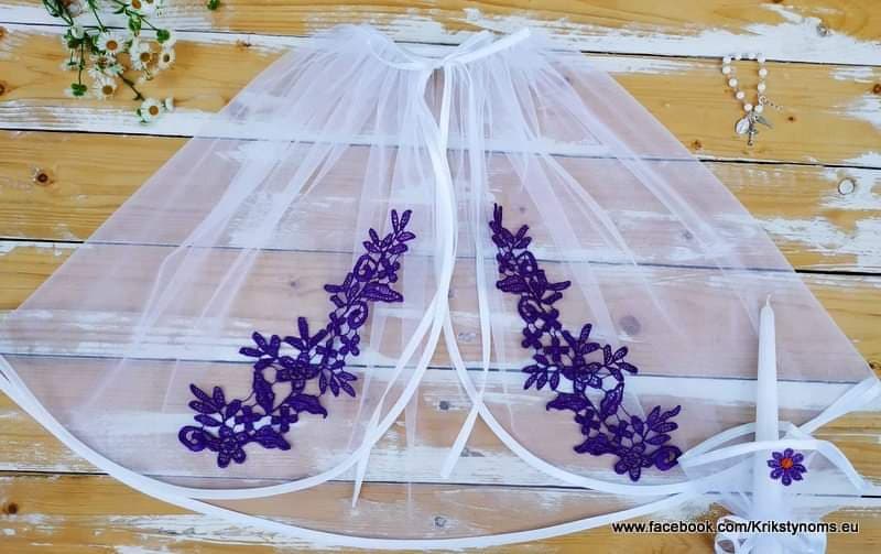 Tamsiai violetinės gėlės