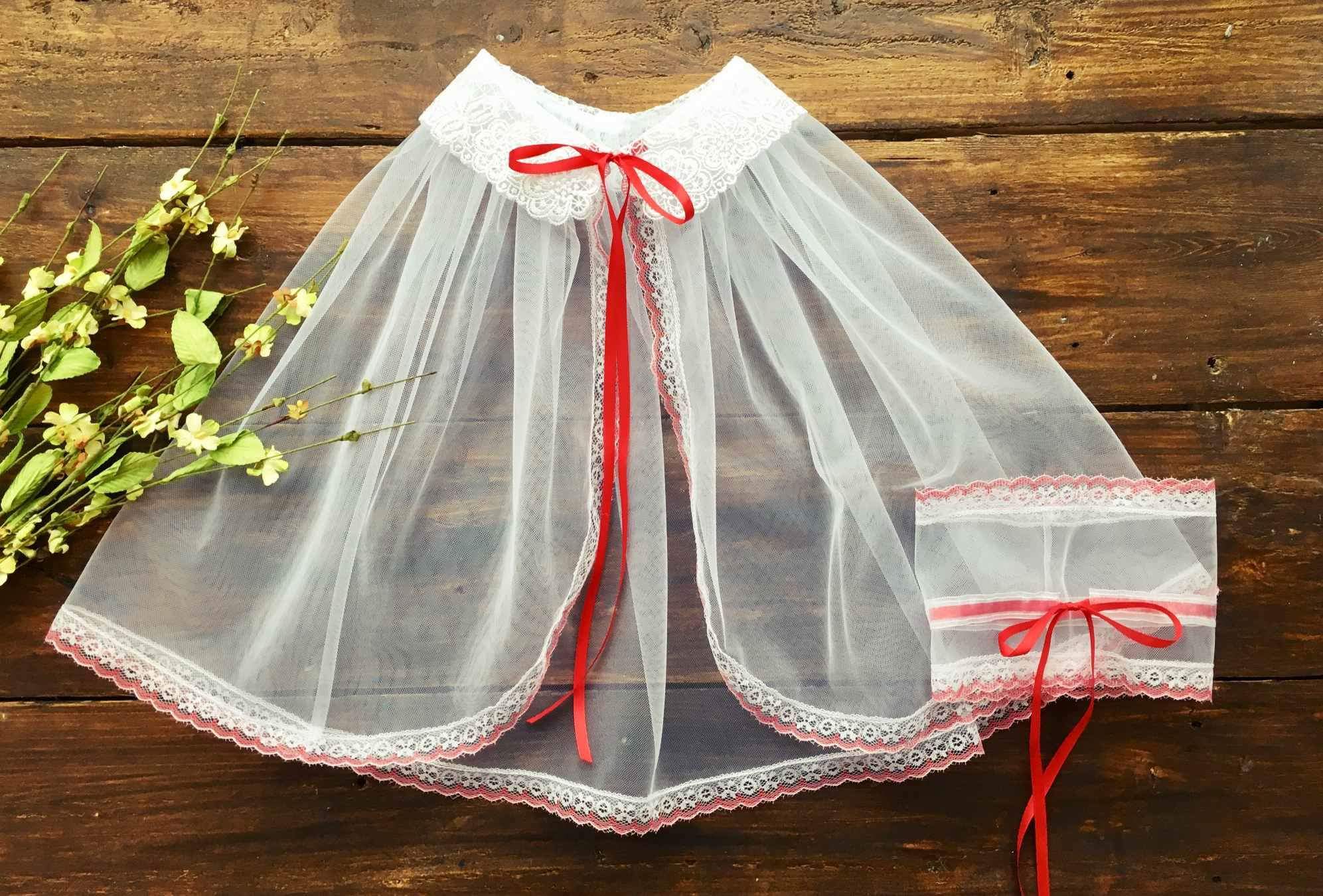 Raudony apsiuvimu krikšto škraistė