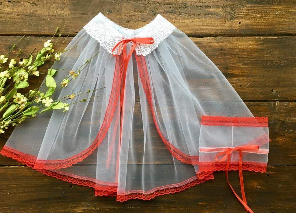 Krikšto skraistė raudonu apsiuvimu